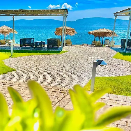 Makis Aparthotel 3*