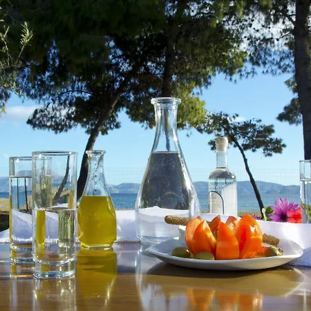 Makis Aparthotel 4*