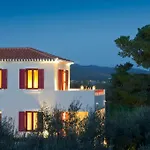 Makis Aparthotel 4*
