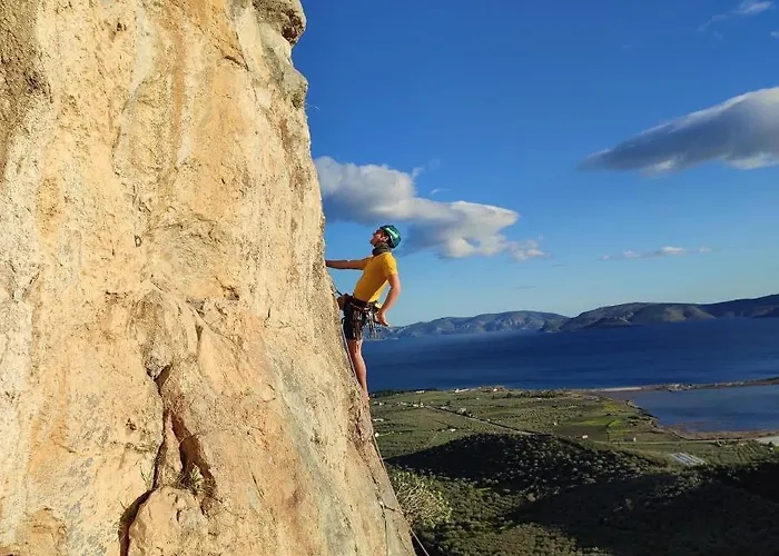 Makis Apartahotel 4*